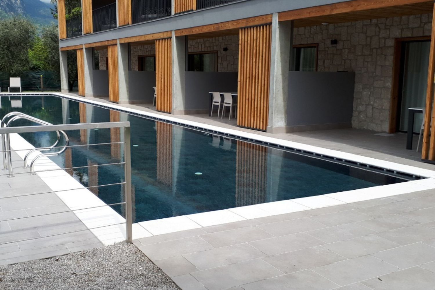 bordi piscina e pavimentazione caratteristiche